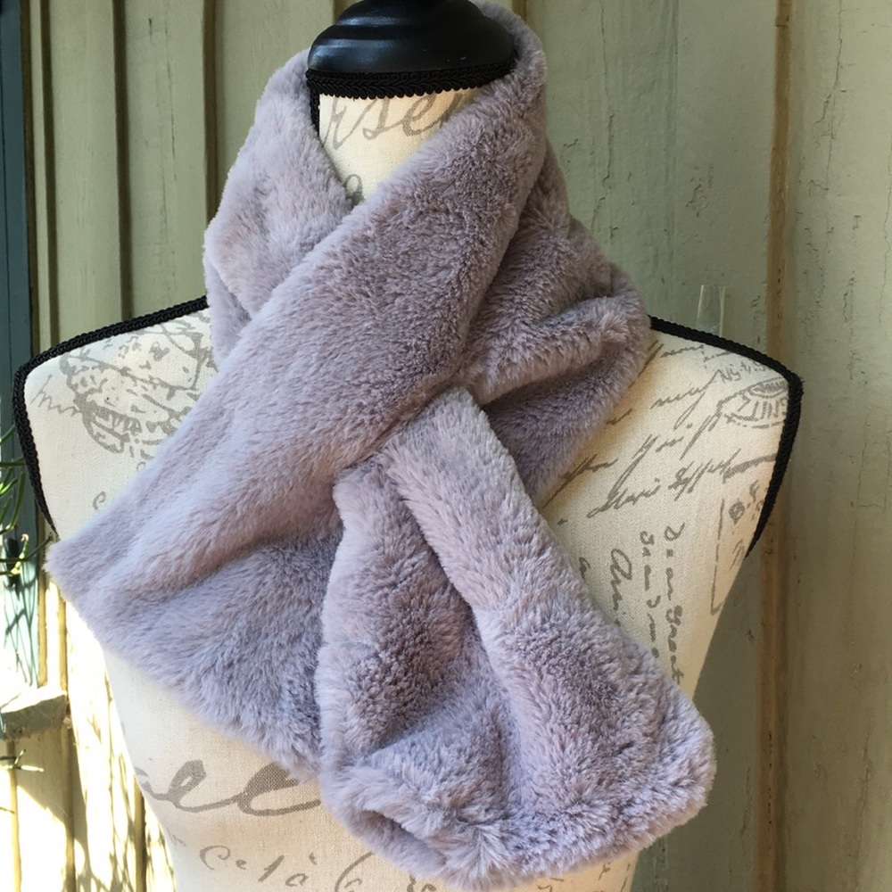 New! Gray Faux Fur Scarf - Picture 2 of 3